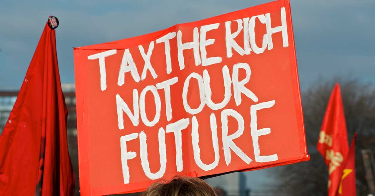 Protestniški plakat z napisom Tax the rich not our future.