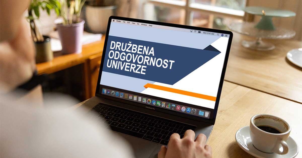 Oseba sedi za računalnikom, ki ga vidimo izza njenega ramena. Na zaslonu je odprta prezentacija z naslovom Družbena odgovornost univerze.