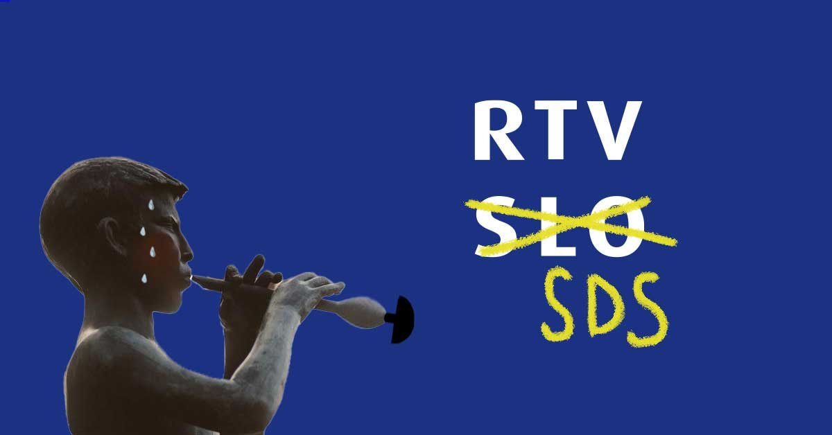 Deček s piščalko, ki se napreza s pihanjem v piščal, ki je na koncu zamašena s čepom. Na desni je logotip RTV SLO, kjer je SLO prečrtan in z rumeno napisano SDS.
