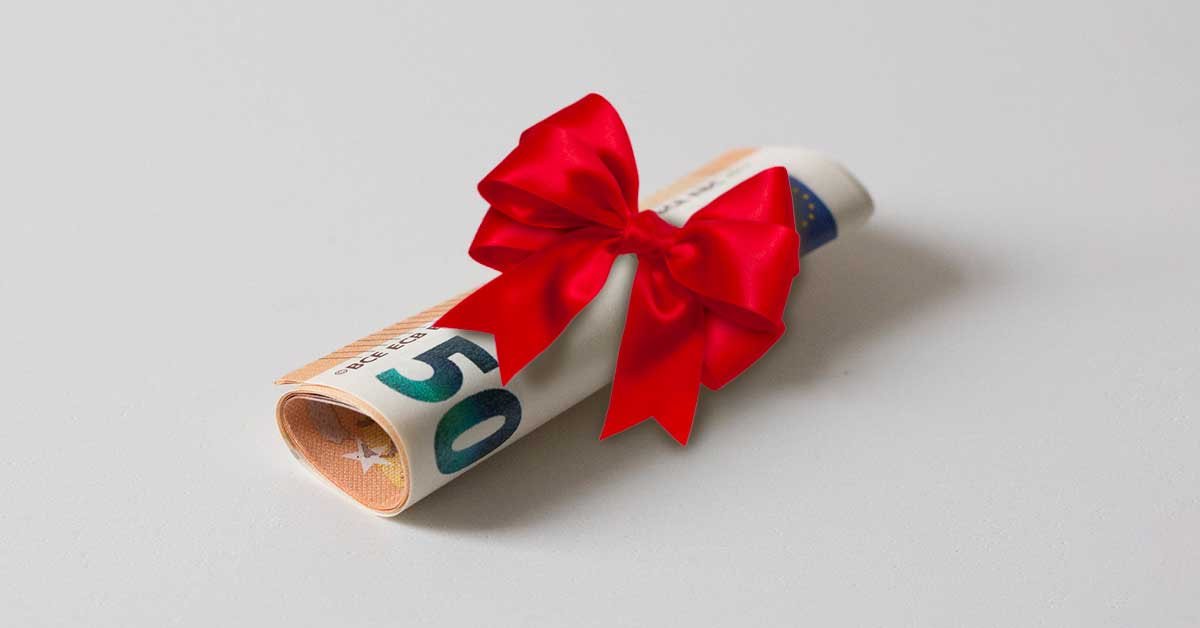 Zvitek 50 EUR z rdečo pentljo.