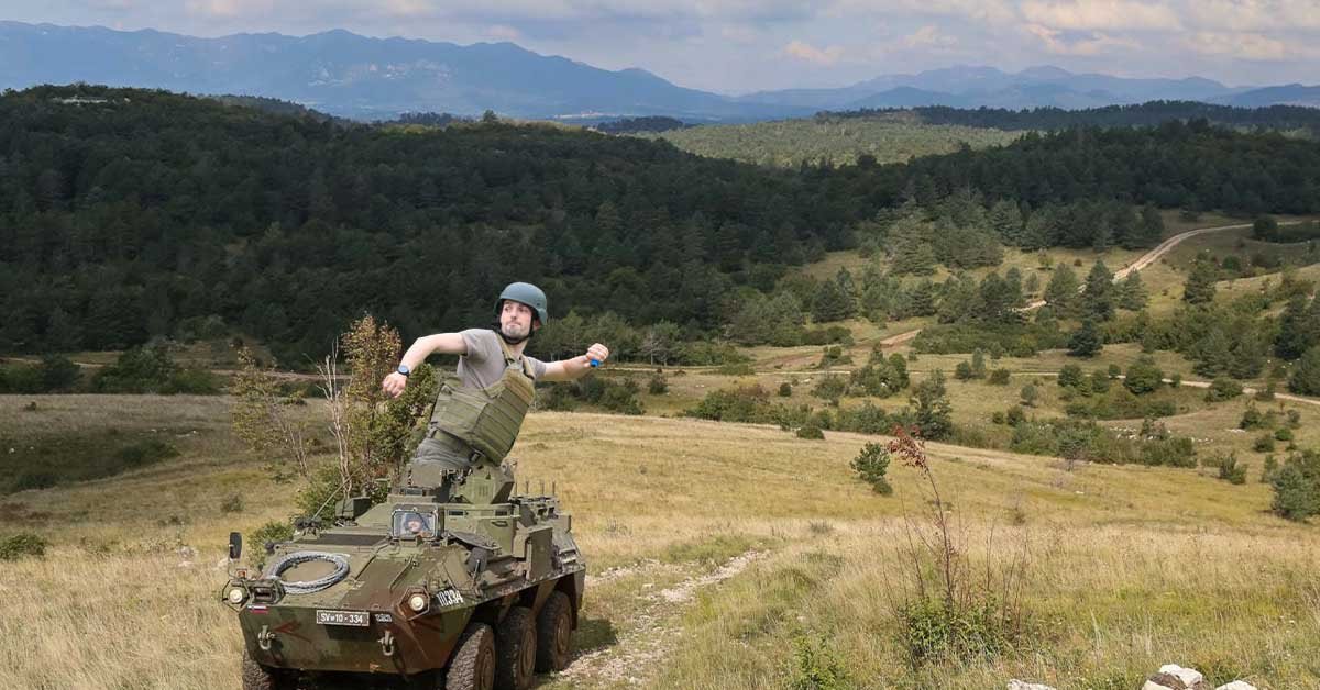 fotomontaža Tonina, kako meče bombe iz vojaškega oklepnega vozila