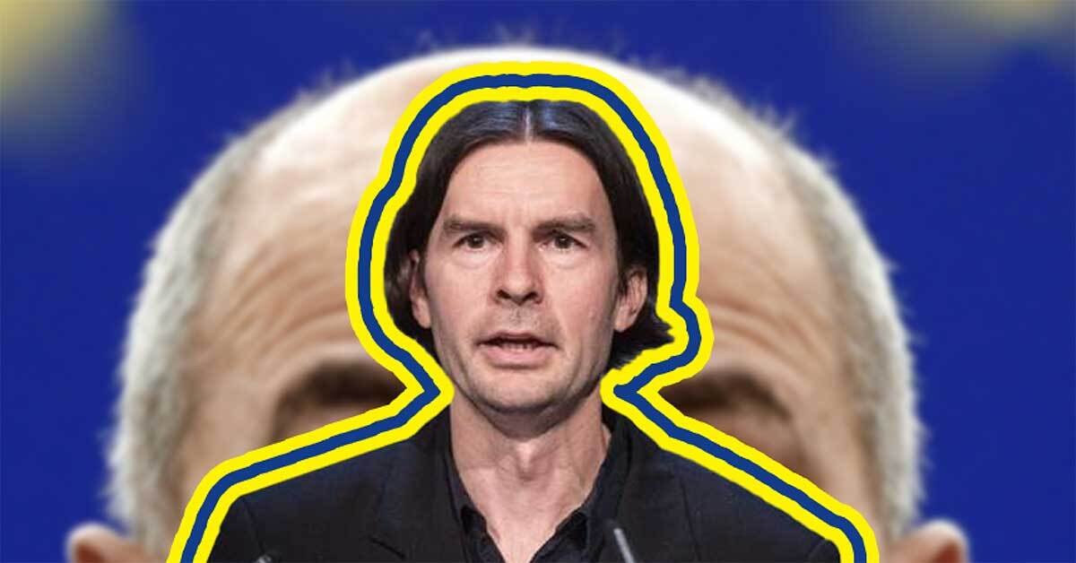 V ospredju direktor Ukoma Uroš Urbanija, v ozadju pa zgornji del glave Janeza Janše.