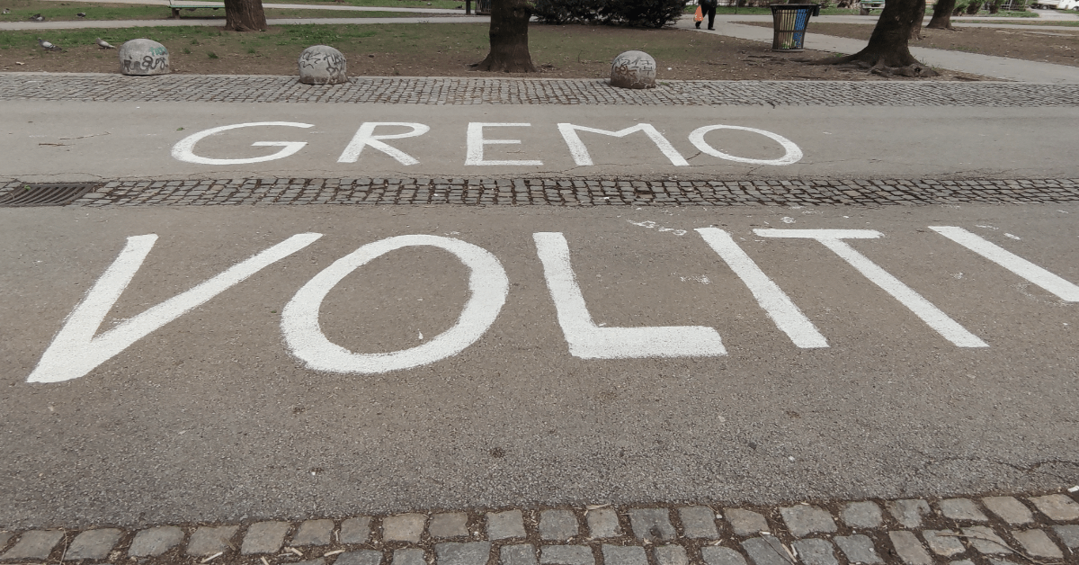 grafit na cesti z napisom
