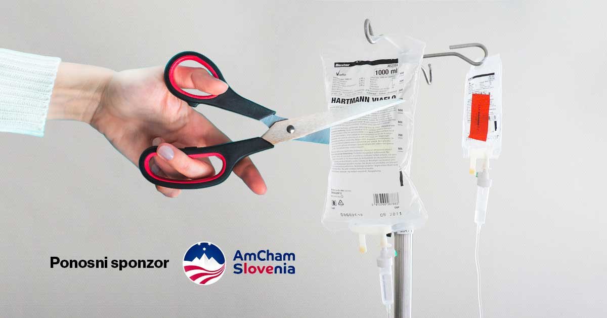 Roka s škarjami, ki reže kapalko z zdravili. Spodaj piše Ponosni sponzor, desno pa je logotip AmCham Slovenia.