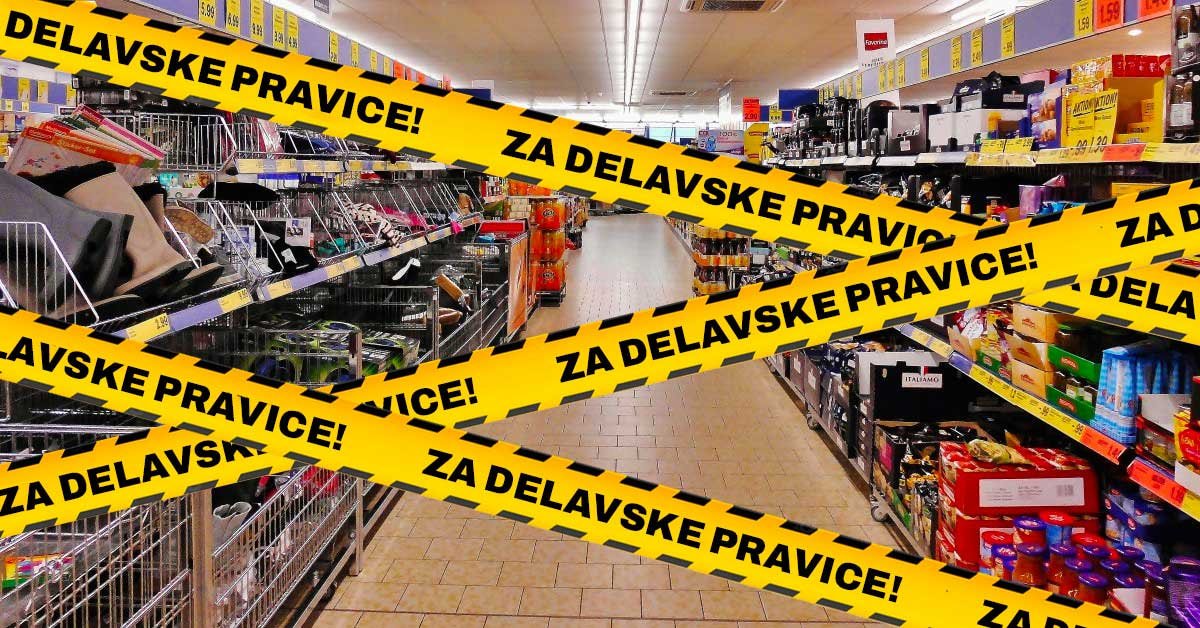 Fotografija supermarketa, čez katero so rumeni trakovi za nevarnost, na katerih piše ZA DELAVSKE PRAVICE!