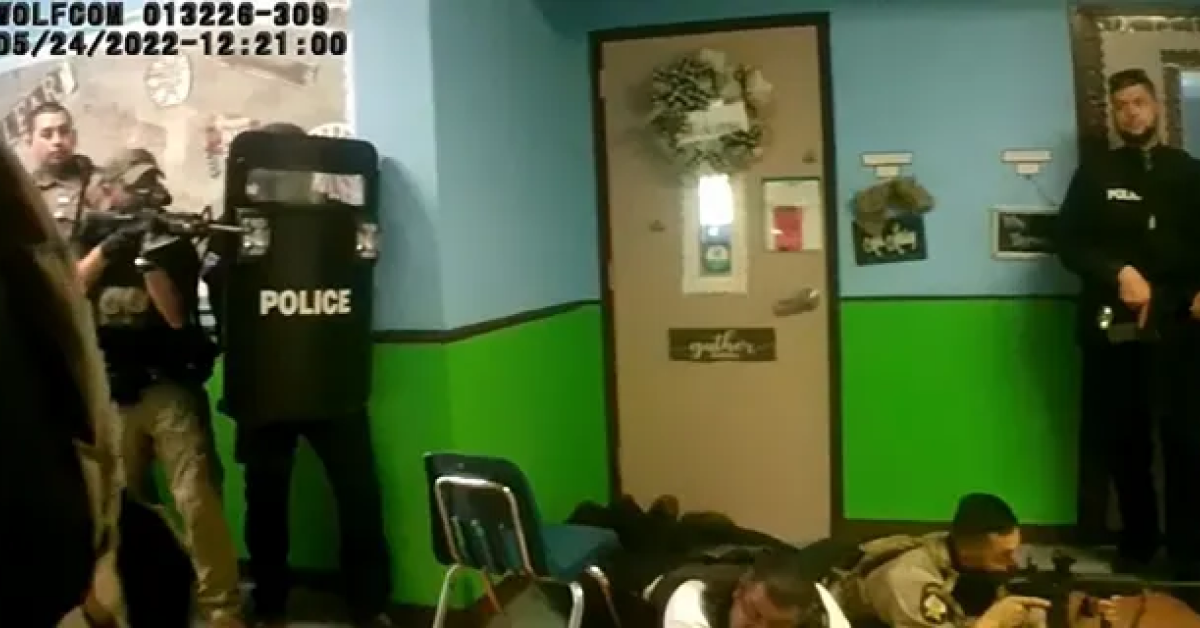 prizor s kamere policista med intervencijo v Uvaldeju