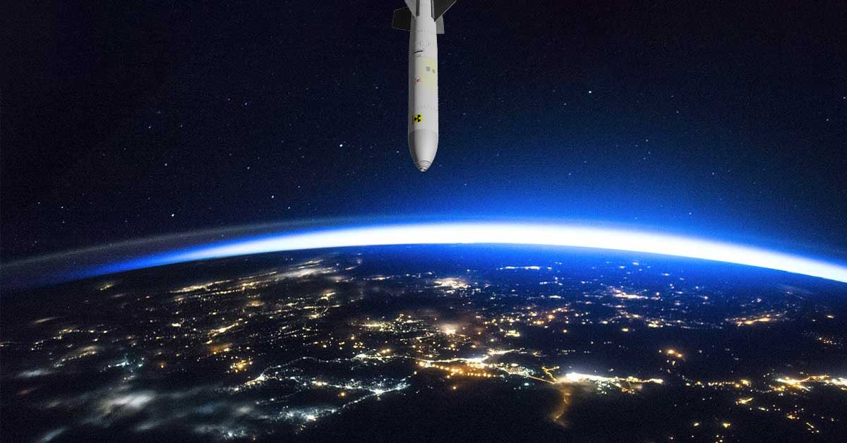 Fotografija severne hemisfere iz vesolja. Nad razsvetljenimi mesti visi jedrska bomba.