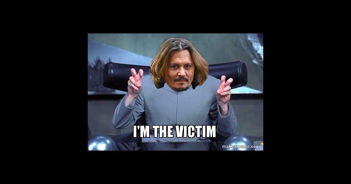 Meme Dr. Evila z glavo Johnnyja Deepa, ki z rokami kaže navednice, spodaj pa piše I'm the victim.