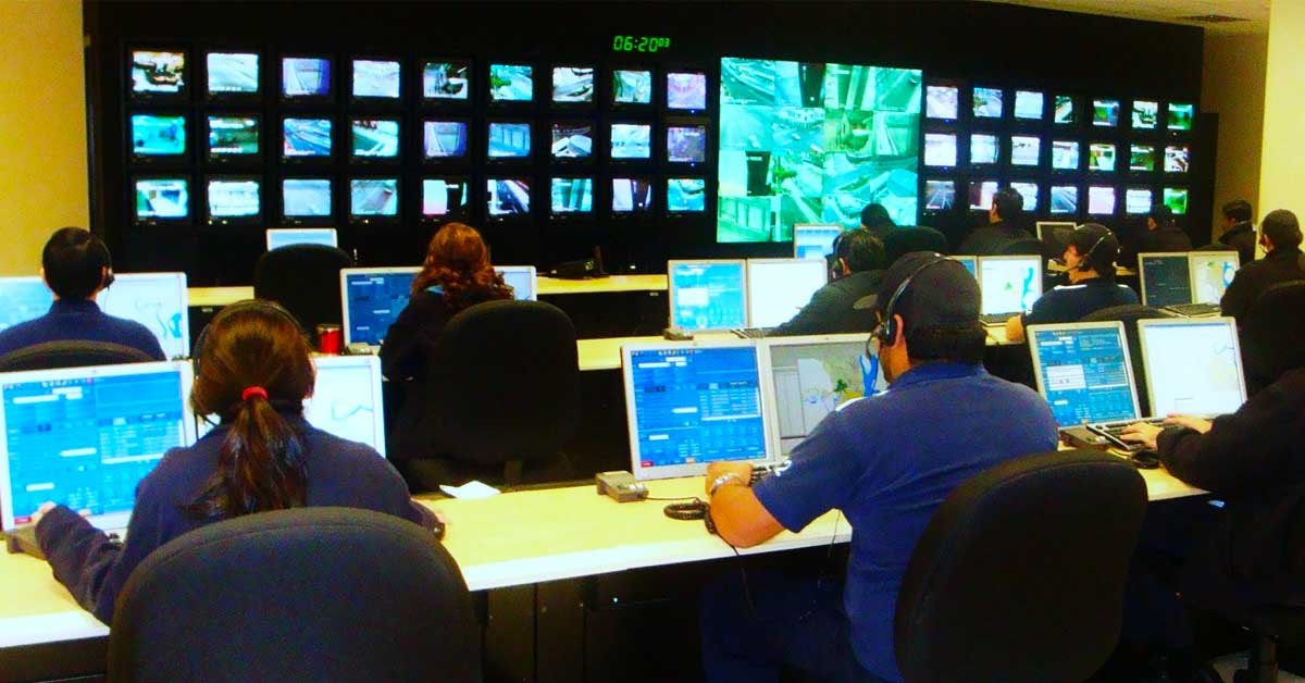 Fotografija klicnega centra enotne številke za klic v sili 112 v mestu Guayaquil, Ekvador