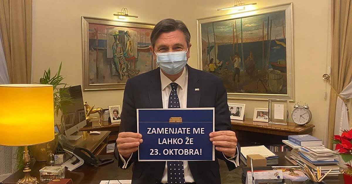 na sliki je Borut Pahor, ki v rokah drži list papirja. nanj je fotošopiran napis: Zamenjate me lahko že 23. oktobra!