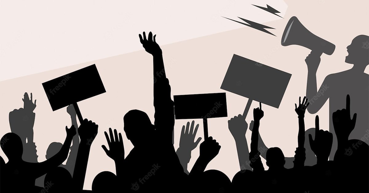 množica na protestu