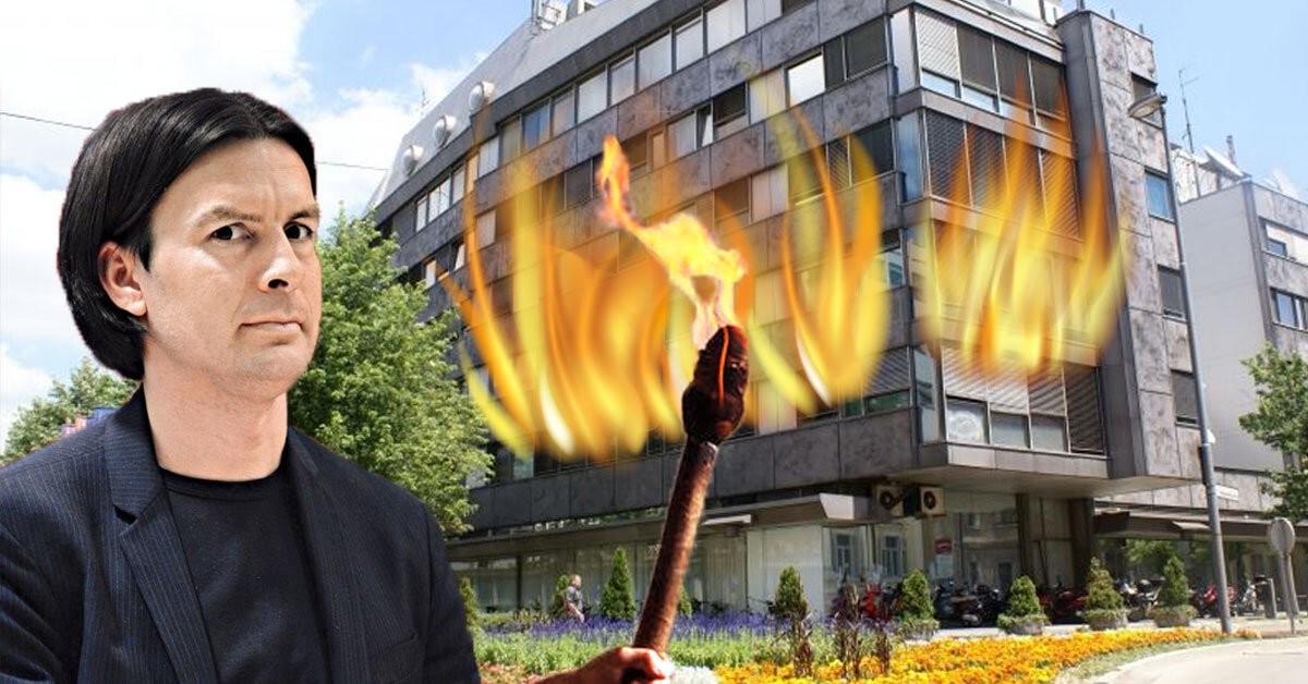 fotomontaža, kjer je v ospredju Uroš Urbanija, ki drži baklo, s katero je zakuril RTV