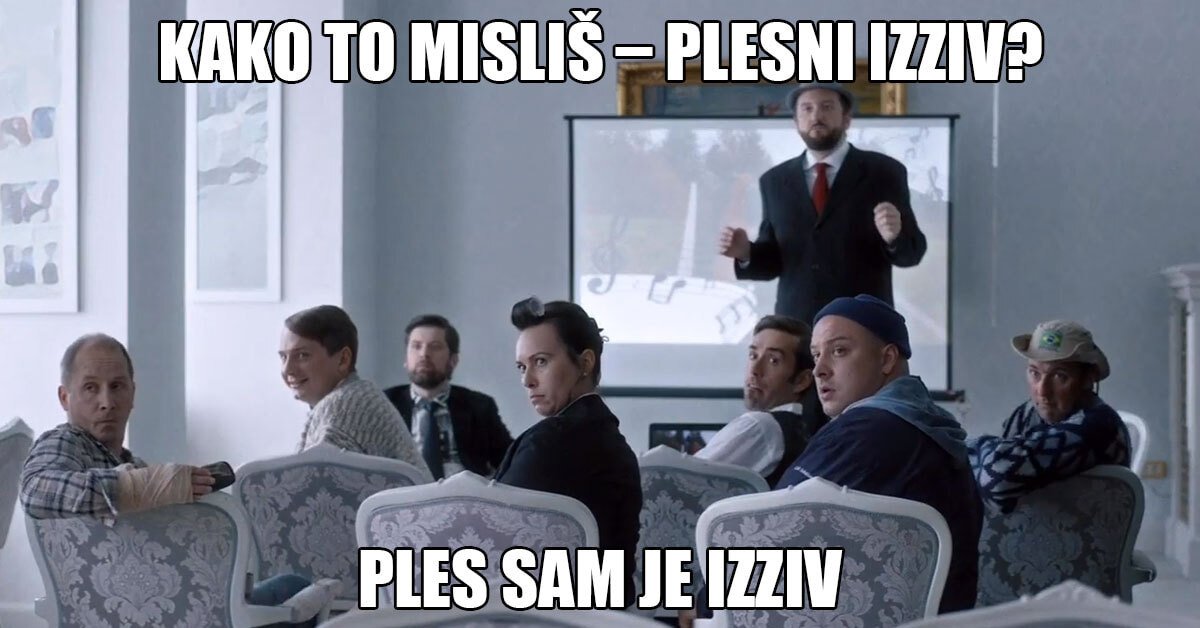 prizor iz filma Pr hostar, kjer protagonisti sedijo v sejni sobi. Zgoraj je napis