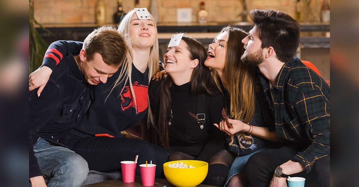 skupina prijateljev med igranjem družabne igre