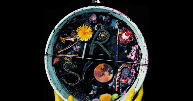 Krožna posoda, gledana od zgoraj, napolnjena z raznobarvnimi odpadki in drobnimi predmeti, ki spominjajo na onesnaženje.