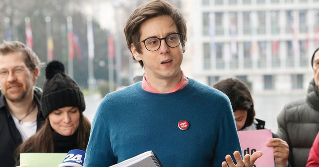 Fotografija Filipa Dobranića na novinarski konferenci pred mikrofoni.