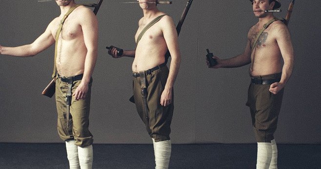 Trije vojaki, v rokah držijo granate, v ustih imajo nože, brez majice.