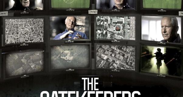 Grafika filma z naslovom THE GATEKEEPERS prikazuje steno z monitorji, na katerih so portreti več moških ter zračni in vojaški posnetki nadzora.