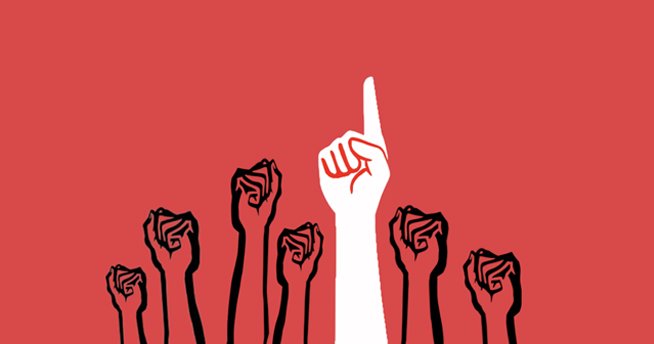 Roke, stisnjene v pesti, in roka, ki kaže s prstom v zrak.