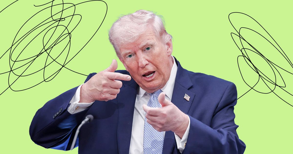Fotografija Donalda Trumpa v obleki, ki s prsti kaže naprej, na svetlo zeleni podlagi s črnimi črtažnimi linijami v ozadju.