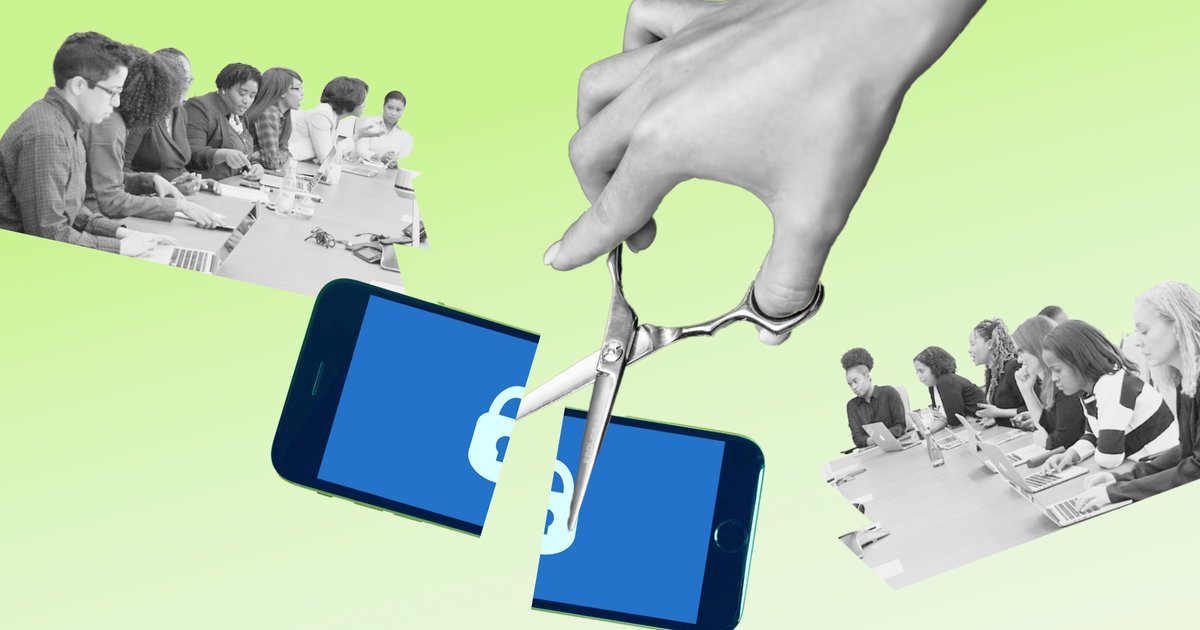 Roka s škarjami prereže telefon z ikono zaklepa, medtem ko sta na obeh straneh fotografiji ljudi za mizo z računalniki