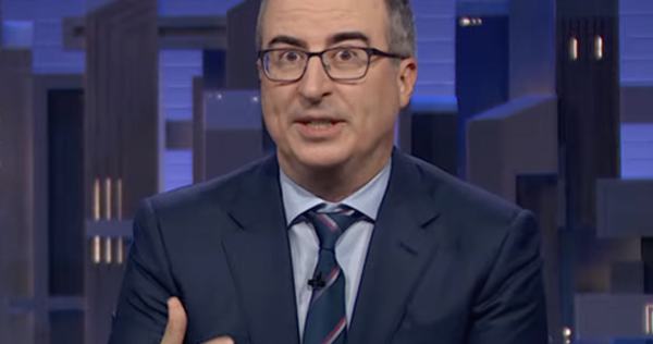 Zajem zaslona oddaje Last Week Tonight, v studiu je voditelj John Oliver.