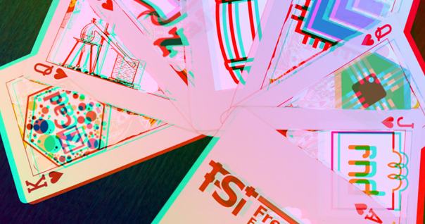 Igralne karte, razporejene v pahljačo, z različnimi grafičnimi motivi in logotipi, med katerimi sta Free Silicon Foundation ter KiCad, prekritimi z rdeče-turkiznim 3D glitched učinkom
