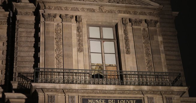 Muzej Louvre, balkon z vrati in napis.
