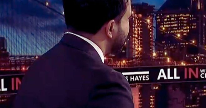 Zohran Mamdani med intervjujem, slikan v hrbet.