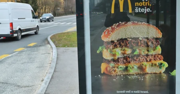 Fotografija McDonalds oglasa na avtobusni postaji.