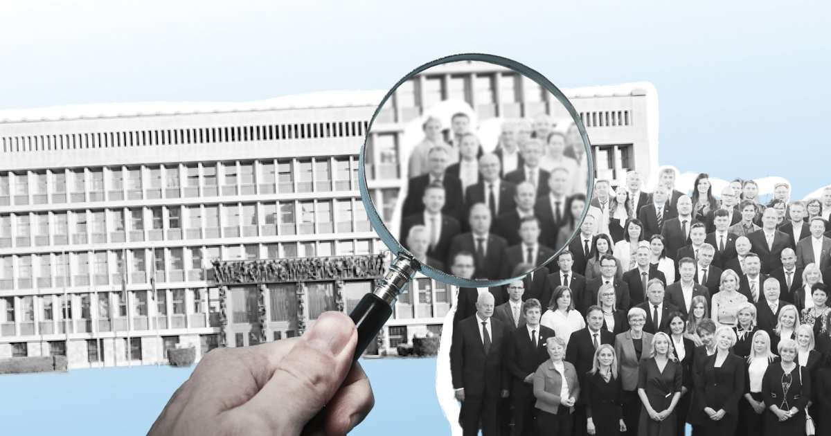 Kolaž fotografij: poslopje državnega zbora, fotografija vseh poslancev iz 2022, roka s povečevalnim steklom.