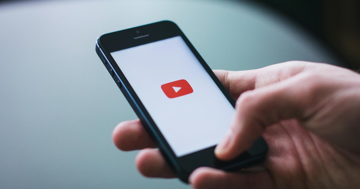Fotografija telefona na zaslonu katerega je viden logo Youtube