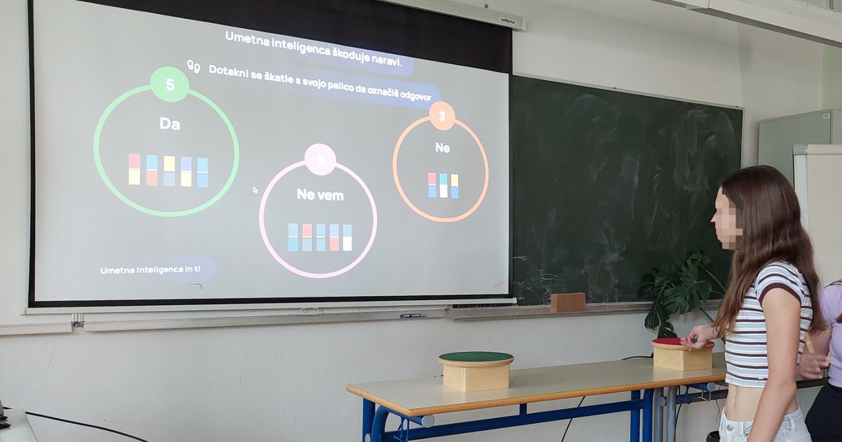 Fotografija dijakinje, ki uporablja orodje Phygital za razpravo o vlogi umetne inteligence v družbi.