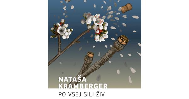 Naslovnica knjige Po vsej sili živ avtorice Nataše Kramberger v izdaji založbe Goga. Ilustracija prikazuje cvetoče veje z belimi cvetovi ter lesene veje s plutovinastimi zamaški za penino in letočimi cvetnimi lističi.