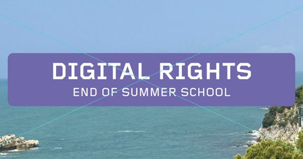 Fotografija morske obale z vijoličnim pasom na sredini, ki nosi angleški napis DIGITAL RIGHTS END OF SUMMER SCHOOL. Čez celotno sliko je potegnjen svetlo moder križ (X).