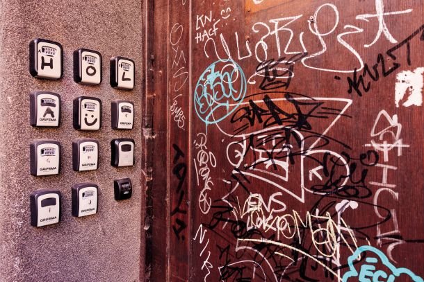 Običajni vhod v stanovanjski blok v centru Ljubljane – v škatlicah se skrivajo ključi za stanovanja, foto: Luka Dakskobler