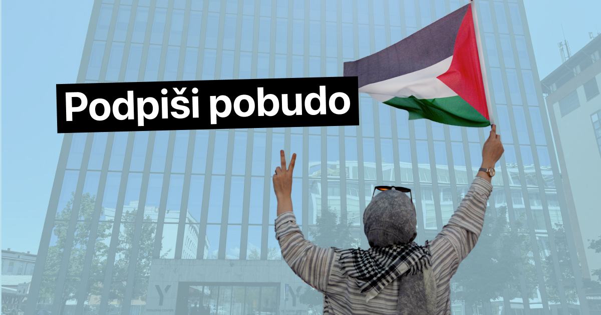 Napis Podpiši pobudo, v ozadju stavba, v kateri bo novo izraelsko veleposlaništvo, zraven protestnik s palestinsko zastavo.