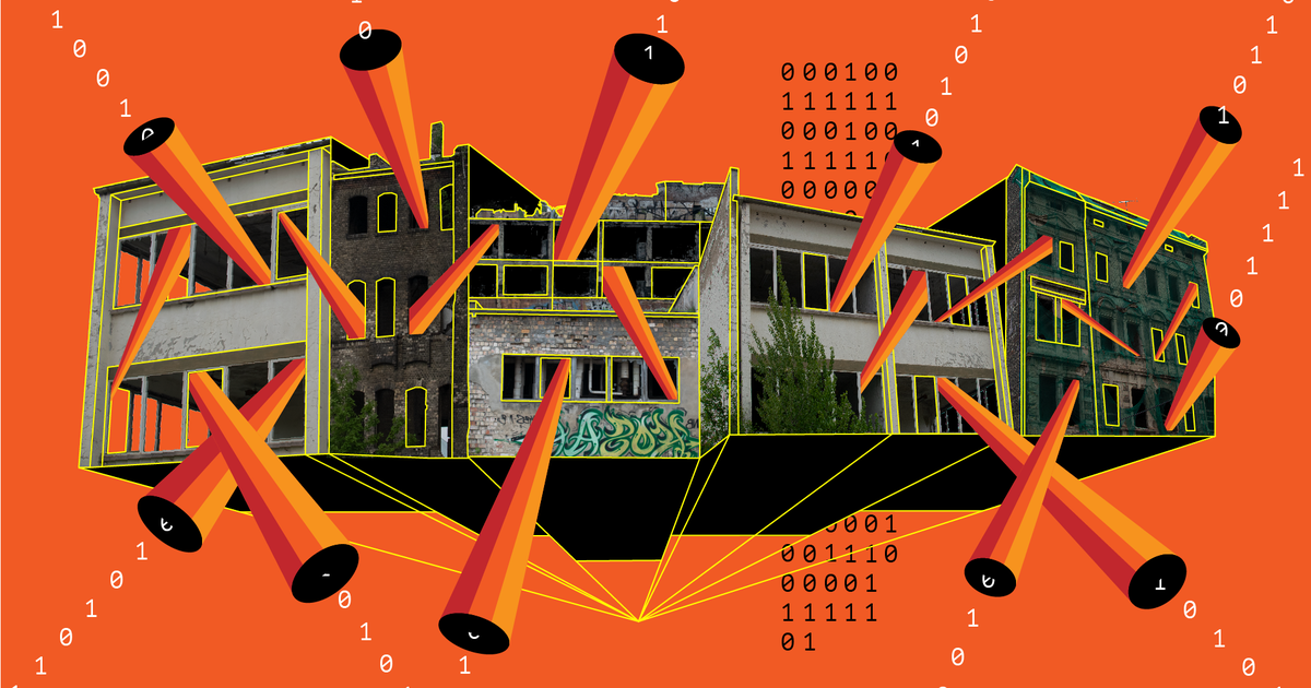 Propadajoča siva stavba je videti kot v 3D načrtu na svetlo rdečem ozadju. 0 in 1 predstavljata podatke, ki tečejo skozi okna in vrzeli v strehi.