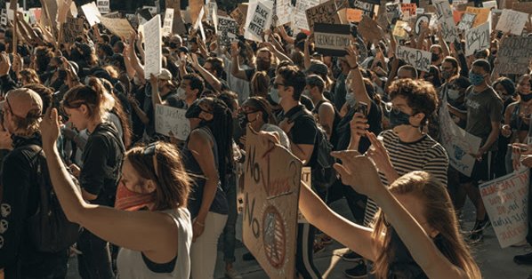 Fotografija množice s protesta