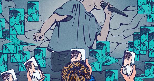 Ilustracija nastopajočega z mikrofonom, ki ga oseba z več s telefoni. Okoli njega se isti posnetek razmnožuje po zaslonih.
