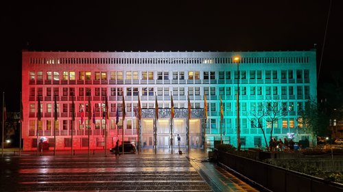Fotografija parlamenta obarvanega v barve madžarske zastave