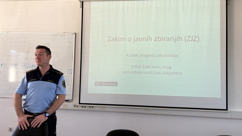 Tudi predavanje Mitje Zadravca, samostojnega policijskega inšpektorja na Policijski postaji Maribor, se je pričelo s poudarkom pomena protestov za izboritev številnih pravic in družbenih sprememb.