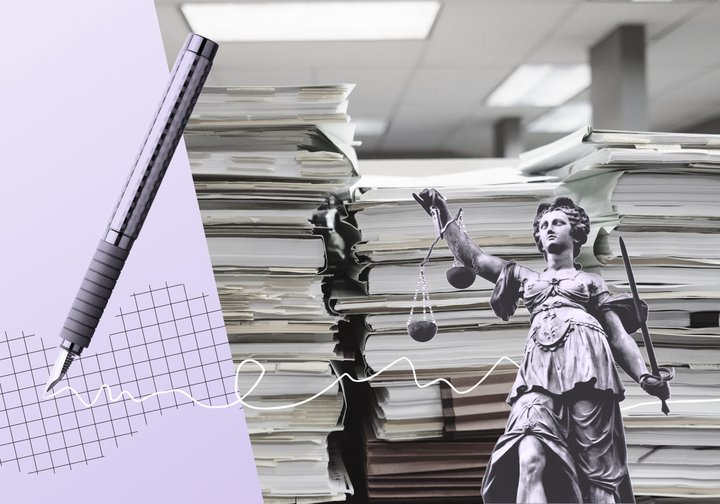 Nalivno pero, kupi map s papirji in kip ženske, ki drži tehtnico