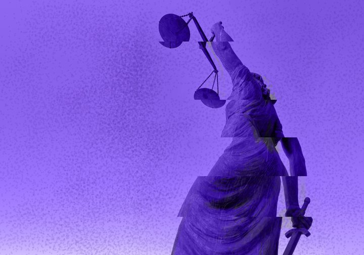 Podoba kipa pravice z mečem in tehtnico v vijoličnih tonih, z vizualnimi “glitch” motnjami, ki nakazujejo spodkopavanje ali krhkost pravne države.