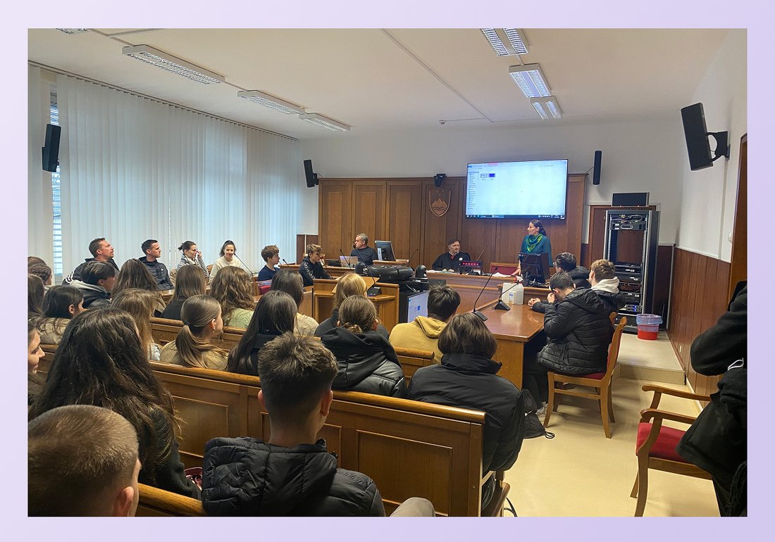 Fotografija iz pravnih sprehajalnic, dijaki na sodišču.