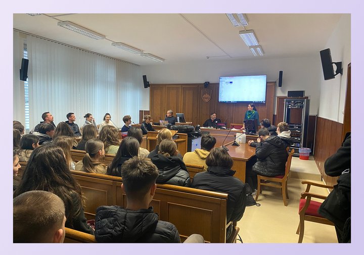 Fotografija iz pravnih sprehajalnic, dijaki na sodišču.