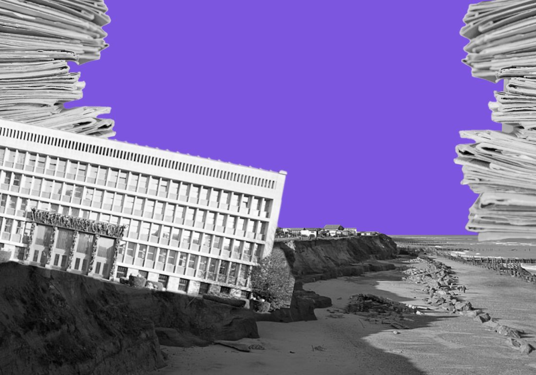 Kolaž: stavba parlamenta se nagiba na robu erodirane obale, nad njo pa na obeh straneh visoki kupi papirjev