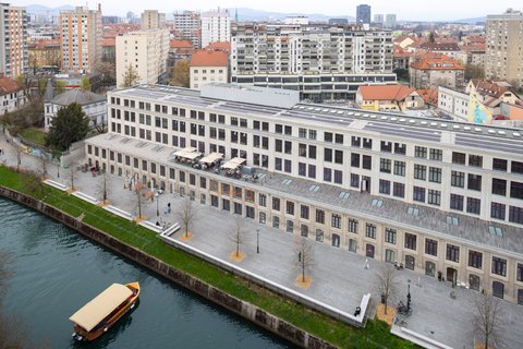 SLIKA 1_Poslopje_LisjakT-web-10