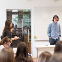 Slika učilnice v kateri poteka debata