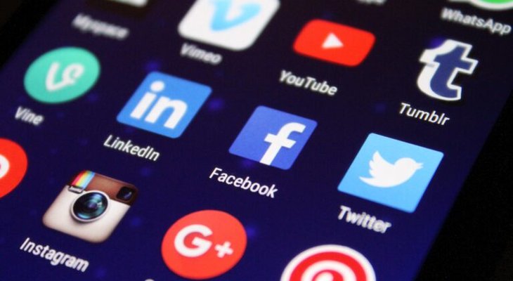 Fotografija zaslona telefona na katerem so vidne ikone za socialna omrežja